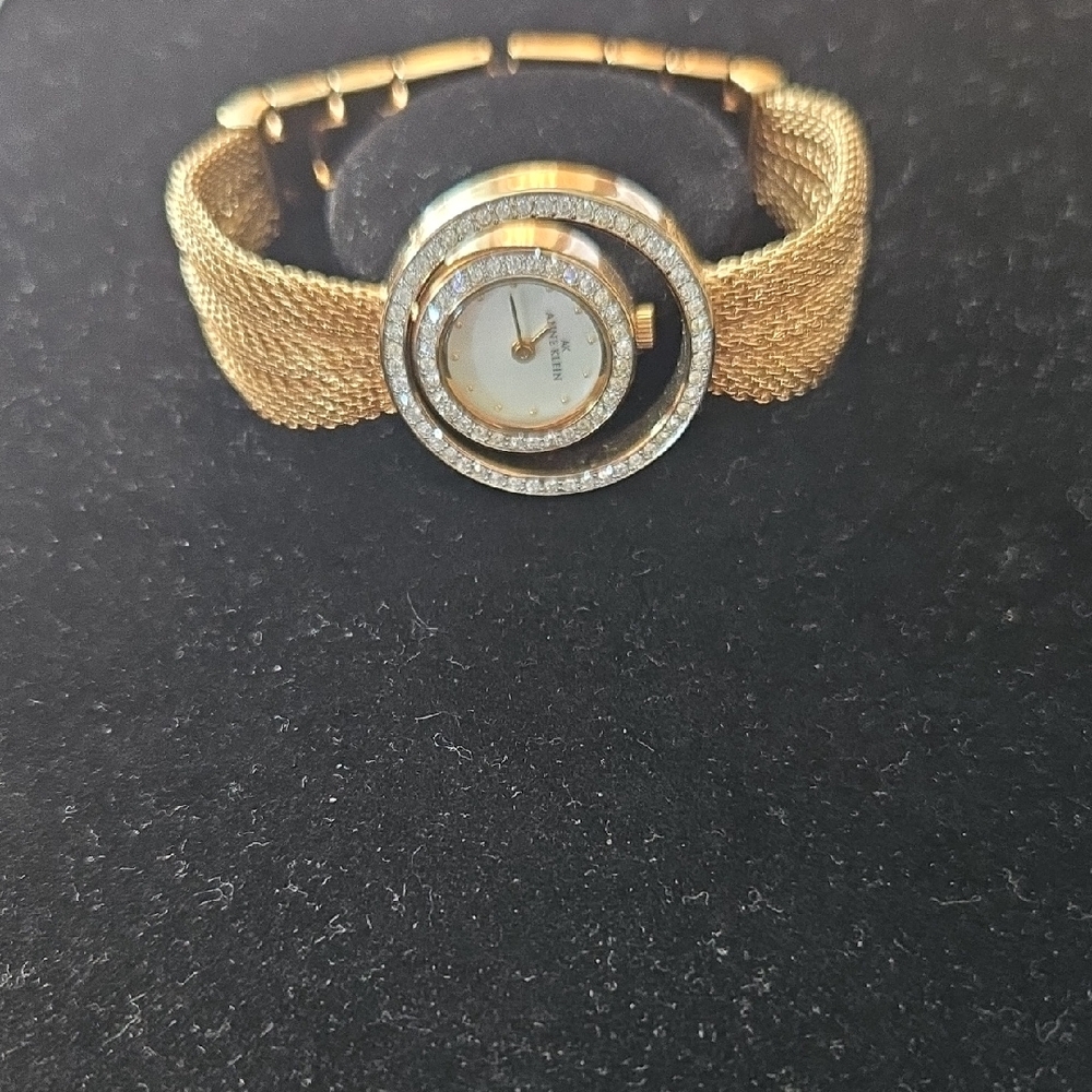 Elegant Gold Mesh Women's Watch